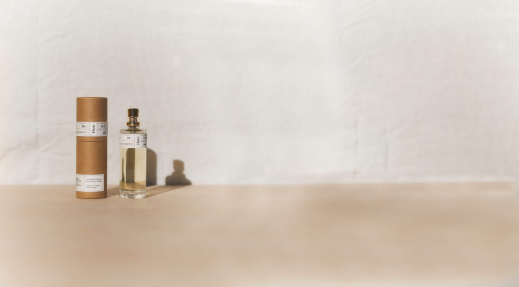 Ffern perfume fles en verpakking tegen een lichtbeige achtergrond